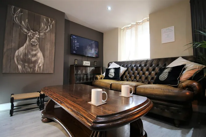 Stylish 3 Bedroom Loft Apartment - Free Parking - Fast WiFi - by PROPERTY PROMISE - Image 1