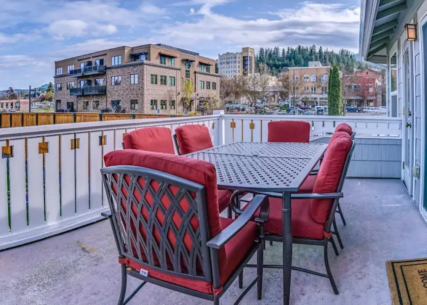 2-story, 3 bedroom modern home with king and queen beds, living room and kitchen. - Image 1