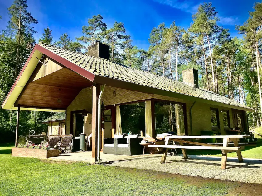 Privately situated bungalow with tennis court in the middle of the Veluwe forest - Image 1