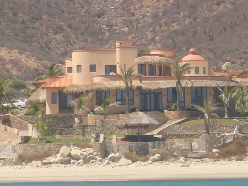 McGann Estate Resort: due case sulla spiaggia, 14 posti letto - Image 1
