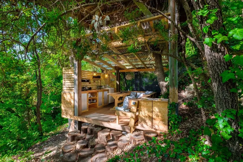 Holiday Treehouse \"Shere Khan\" with Shared Pool, 2 Private Terraces & Wi-Fi - Image 1