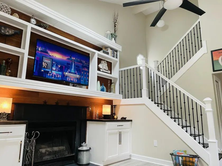 Charming Cottage by the Bay with Hot Tub, Gourmet Kitchen & Community Beach - Image 1