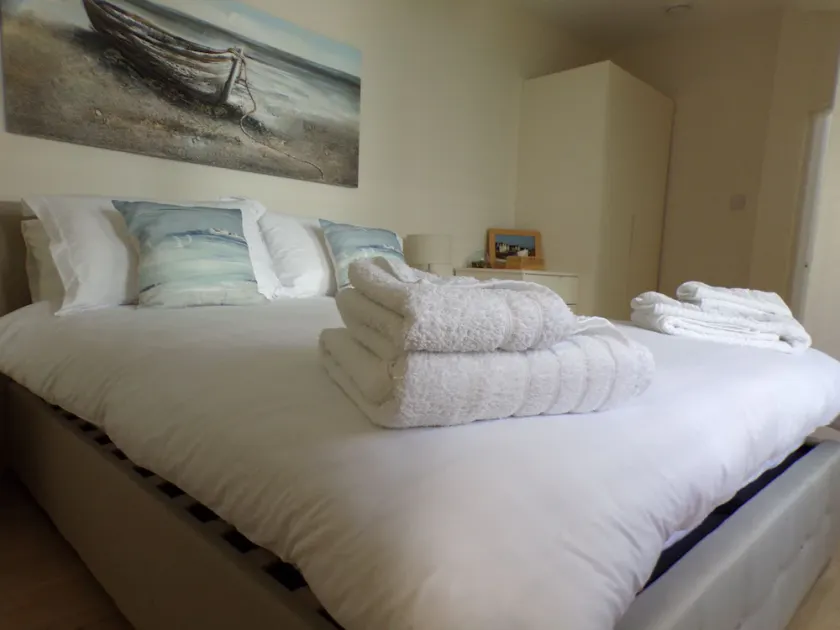 Luxury Ground Floor Apartment opposite the Beach - Image 1