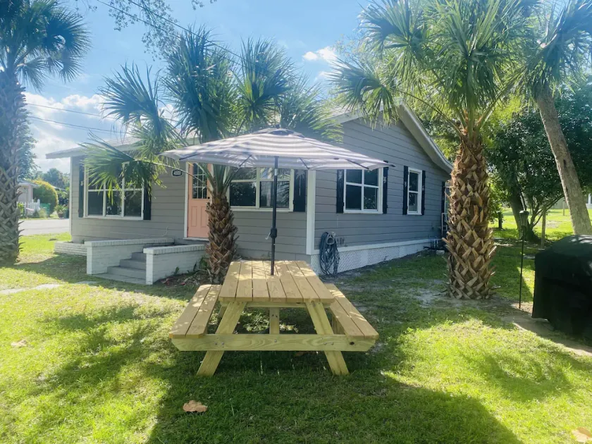 Waterfront Palm Cottage - Image 1