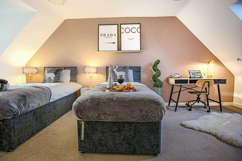 Stylish 4 Bedroom House • Free Parking • Fast Wifi • Smart TV • Garden • Yoko Property - Image 1