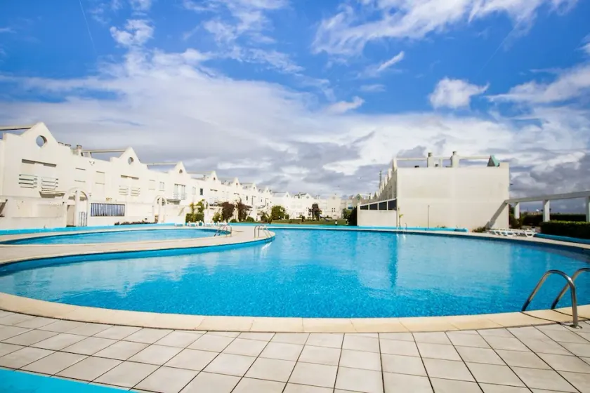 Apartamento com Dois Quartos e Piscina em Condomínio Privado. A 10 Min. da Praia - Image 1