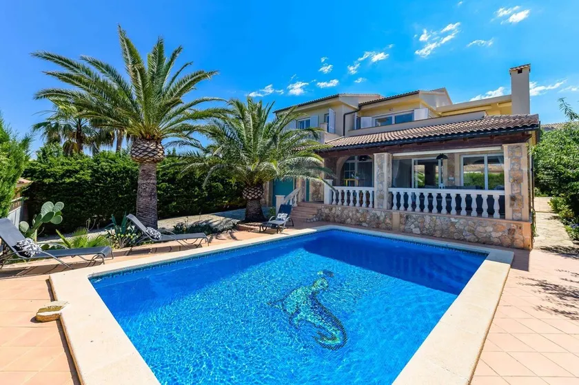 Beautiful 4-bedroomed villa with panoramic views overlooking Palma Bay, Mallorca - Image 1