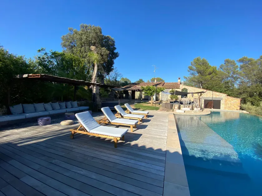 Quiet estate surrounded by vineyards and olive groves - Image 1