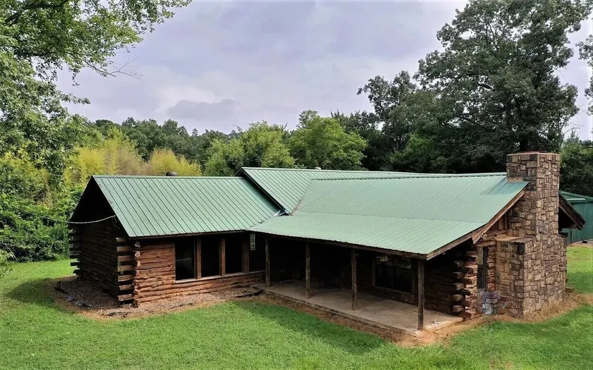 St. Eustace Family Lodge: Cabin adjoining National Forest - Image 1
