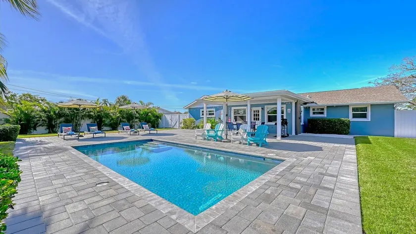 Viva La Flamingo! 10 Min to Anna Maria, Heated Pool, Pet Friendly - Image 1