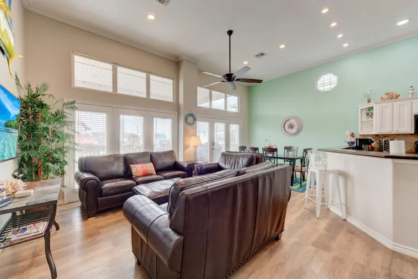 Off the Hook-Pet friendly & fully fenced grass area! Pool & Golf Cart Accessible - Image 1