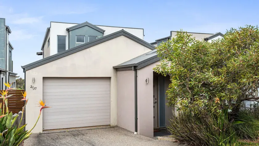 Eastern Views - Modern living with pool and table tennis. - Image 1