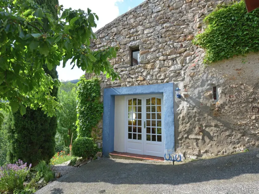 Amazing villa with garden - Image 1