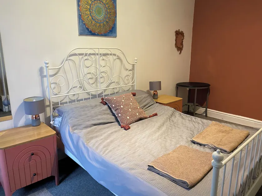 Apartment close to Pavilion gardens - Image 1