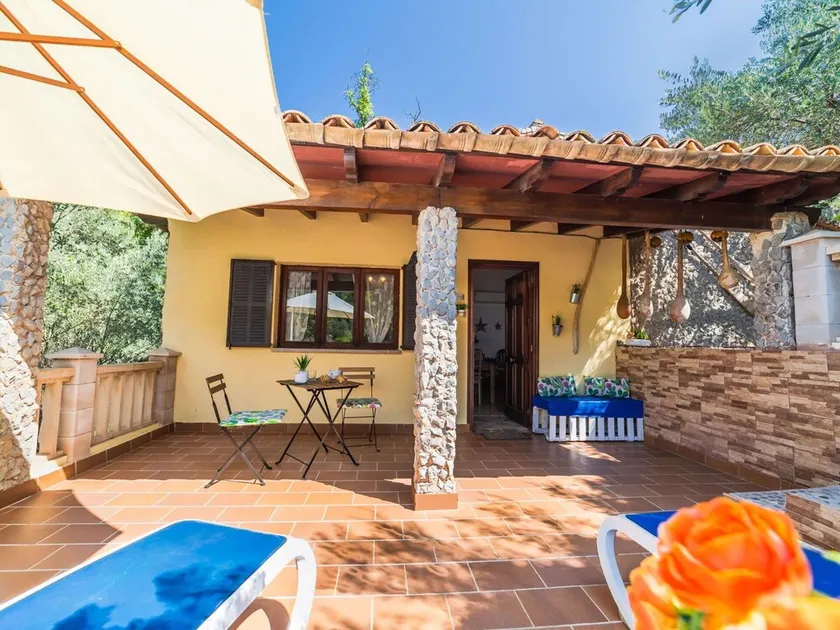 Wonderful private villa for 6 guests with WIFI, A/C, TV and patio - Image 1