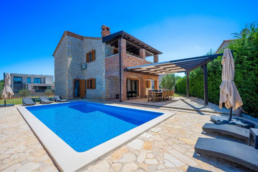 Casa con barbacoa, piscina privada y jardín - Image 1