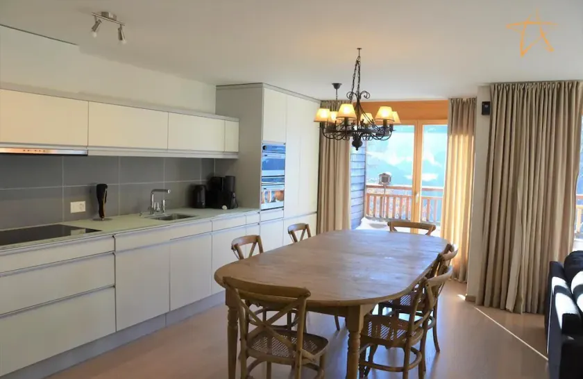 Udvendig: Ny lejlighed på 4 værelser, beliggende ved indgangen til landsbyen, terrasse mod syd til 5 p - Image 1