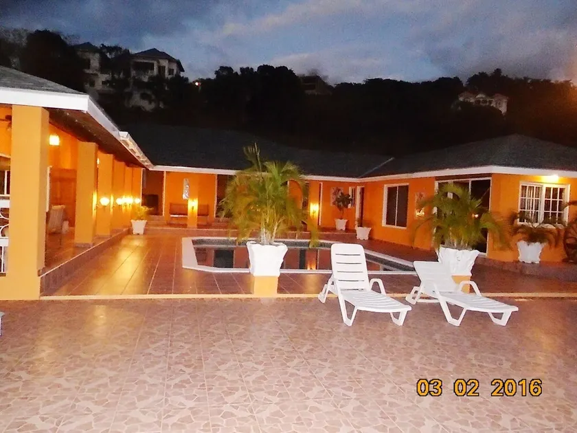 Fantastique villa spacieuse avec une grande piscine et vue sur la mer dans un quartier très sûr. - Image 1