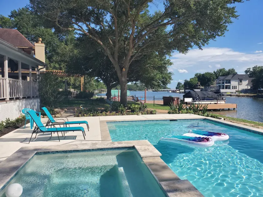 LAKEFRONT PARADISE HUGE POOL/SPA/BUG misting sys/4 game tables incl. Golden T - Image 1