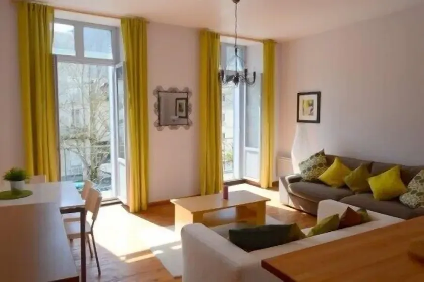 Cosy alpine apartment in Pyrenees town - Image 1