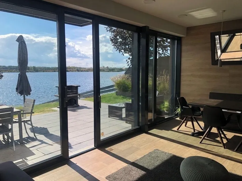 Casa da sogno sul lago, spiaggia privata, sauna, camino, vasca idromassaggio, balcone, vicino a Lipsia - Image 1