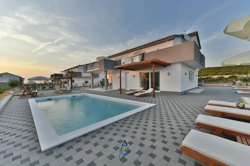 Modern 4 BD villa with heated pool for up to 8 guests - Image 1