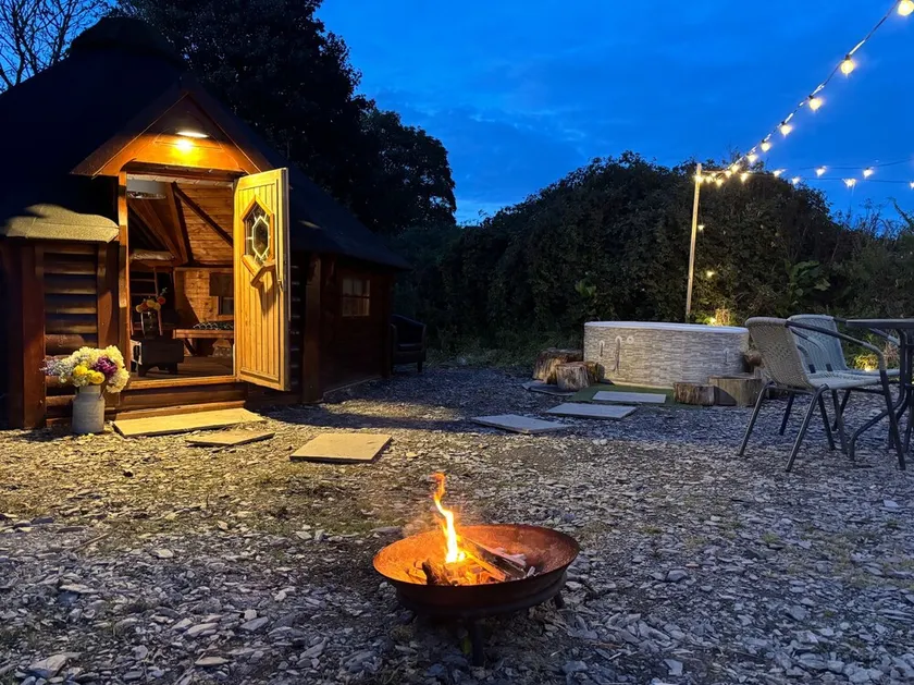 Hobbit Haven Hot Tub and Countryside Bliss - Image 1