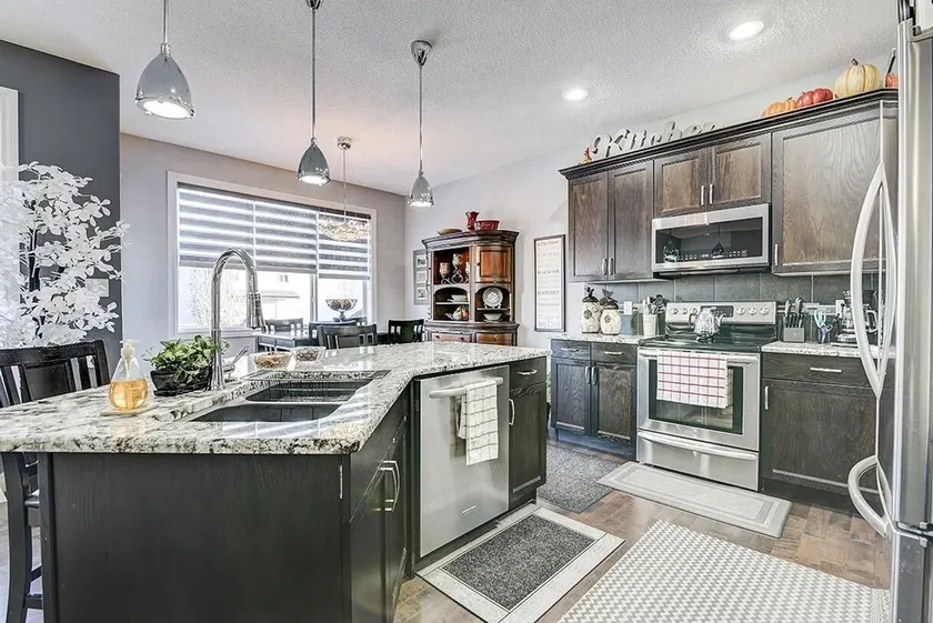 7 minutes away fro Edmonton International Airport beautiful home stay - Image 1