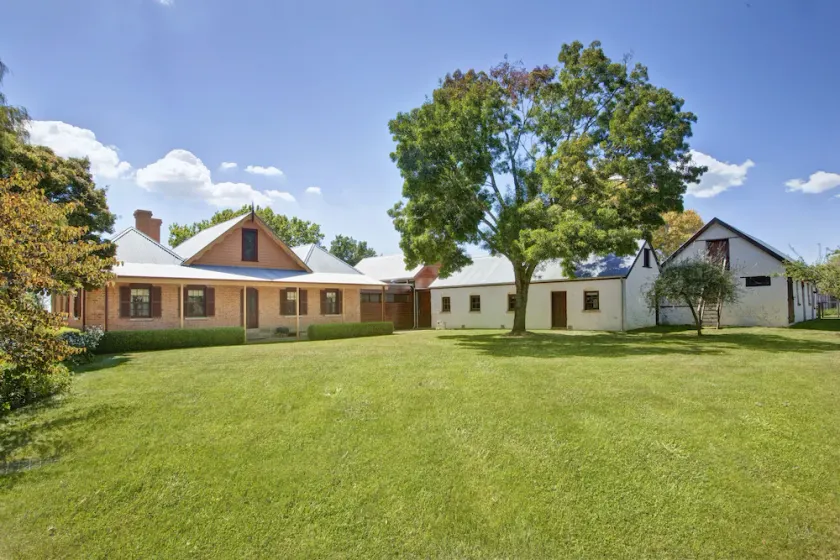 Vine Lodge- Heritage Getaway in Exeter - Image 1