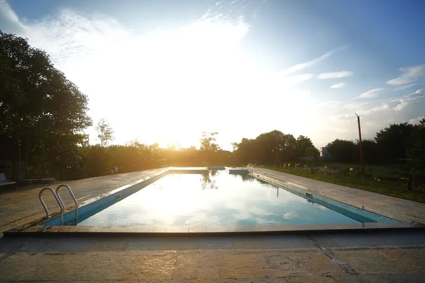 POOL PARTIES,GARDEN PARTIES, with 5 king size bed rooms and a massive huge pool. - Image 1