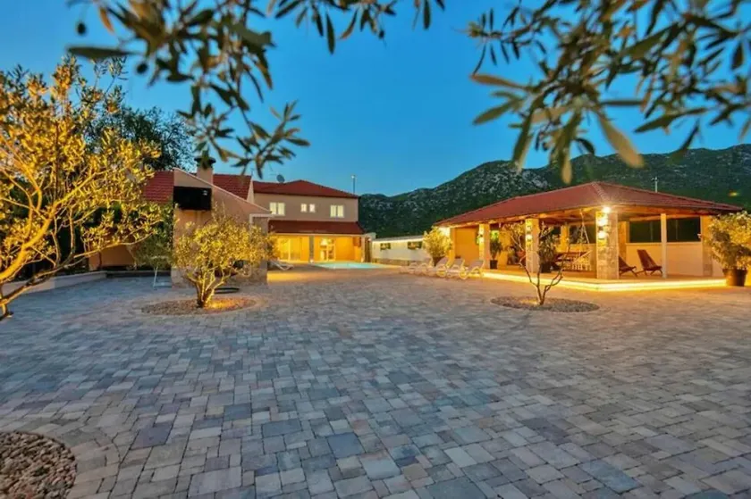 Villa Zara with heated Hydromassage-Pool - Image 1
