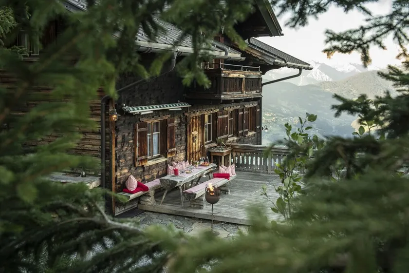 Slopeside Mountain House With Hot Tub - Image 1