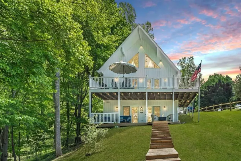 Hudson Haven Lakefront w Private Dock + Firepit Sleeps 8 Quiet Cove - Image 1