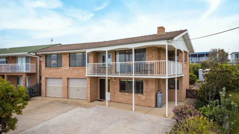 Allawah Beach House - 29 Dalmeny Drive, Kianga - Image 1