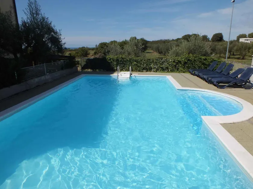Holiday apartment with outdoor pool - Image 1