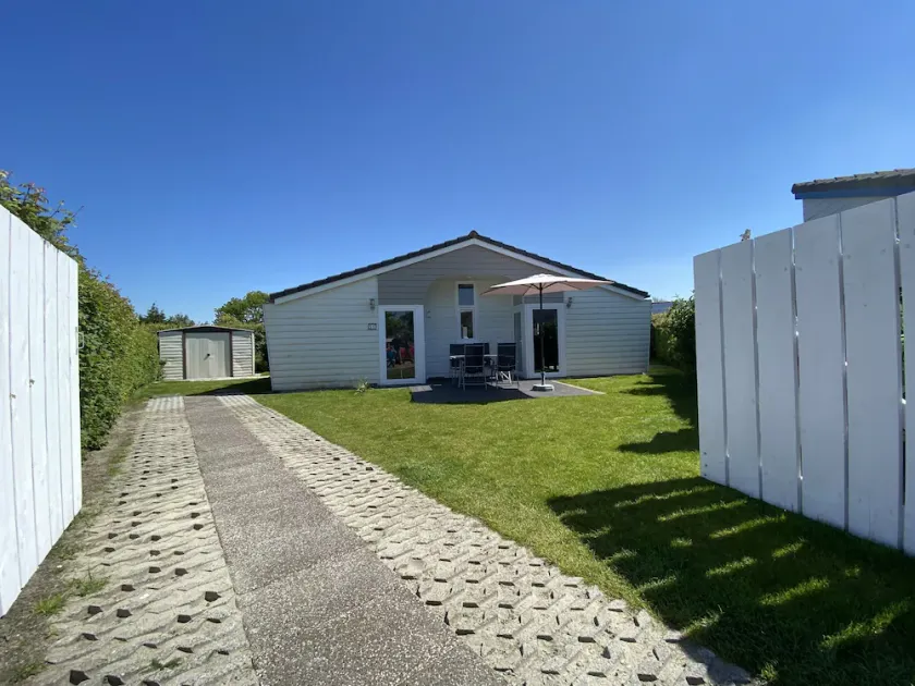 Detached bungalow near the beach with own parking spaces, enclosed garden. - Image 1