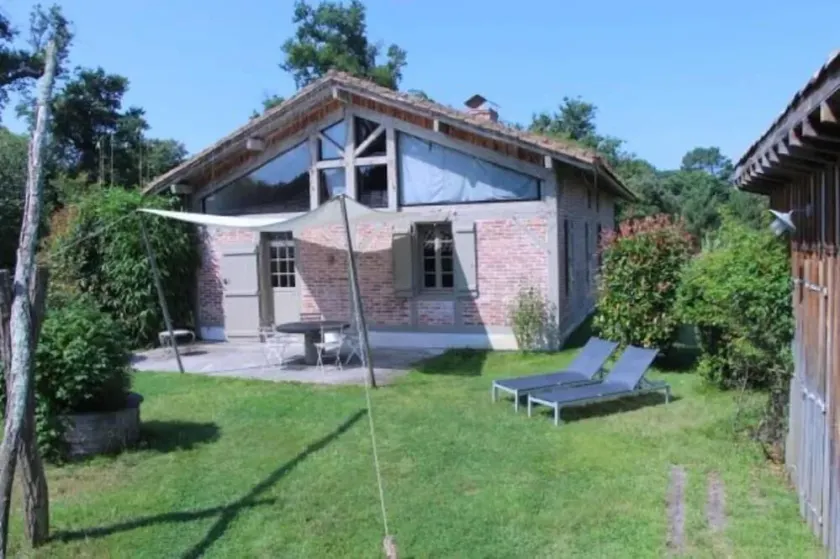 Typical regional house, fully and tastefully renovated with old bricks and beams, very sunny surrounded by old trees & vinyards, close to huge beaches & golf courses. - Image 1