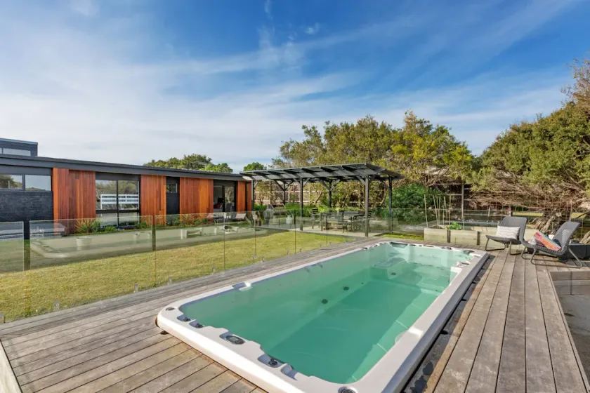 Family fun & relaxation, swim spa, games room, 1 acre of land (sleeps 8) - Image 1