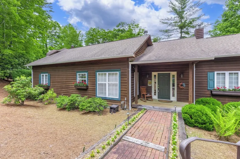 Amazing condo in Sapphire within walking distance to Fairfield Lake - Image 1