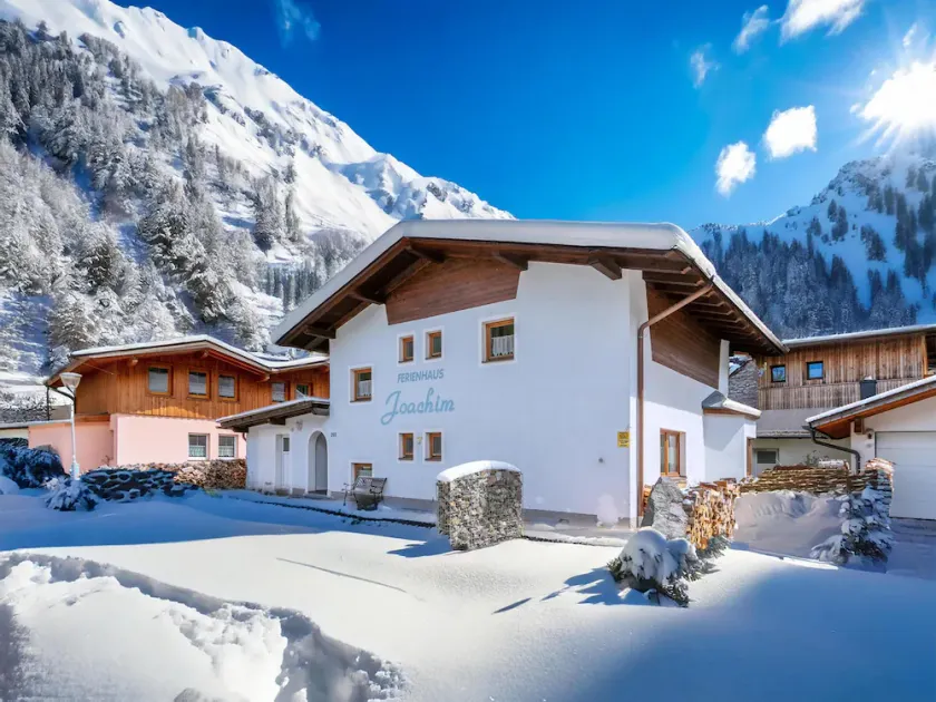 Spacious group house with lots of privacy - Image 1