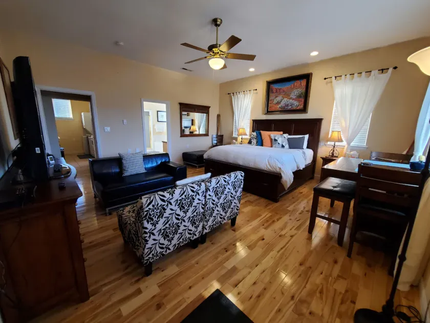 Gorgeous private suite in ranch home with full kitchen/laundry and Jacuzzi tub! - Image 1