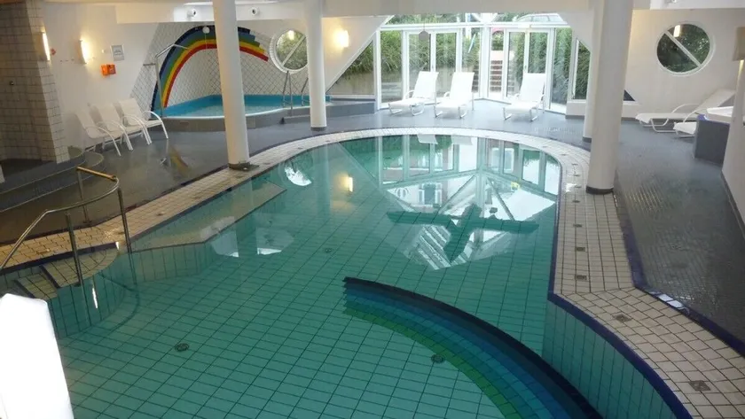 Meget hyggelig, med swimmingpool, sauna, udsigt over søen, elevator og 1 strandstol, WiFi - Image 1