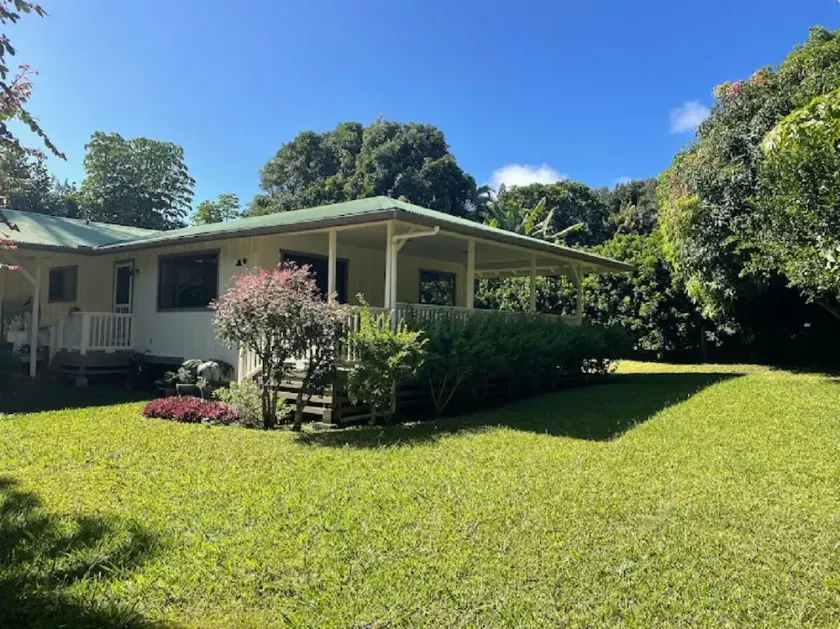 Hawi Hideaway, quiet home in small country town - Image 1