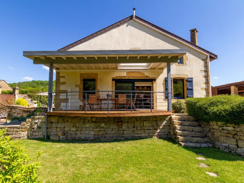 Maison de charme à la campagne avec terrasse et grand espace extérieur - Image 1