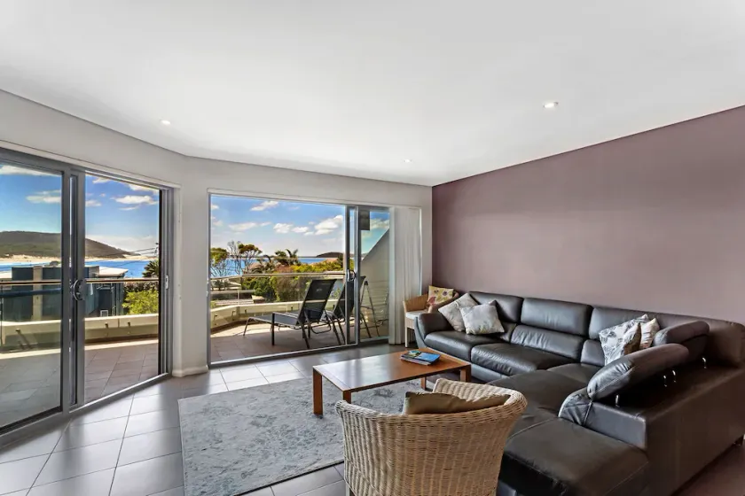 Family Friendly Beach Apartment w/ Spectacular Bay Views - 100m from the beach! - Image 1