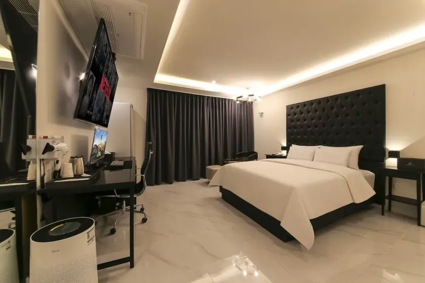 Arden Hotel - Image 1