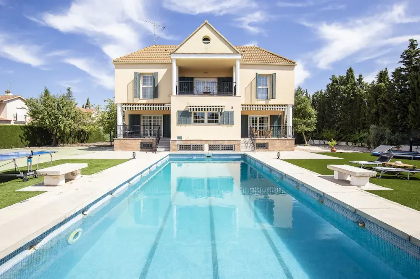 Large house with pool, sports facilities and barbecue ideal for families - Image 1