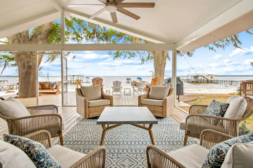 Remodeled Lake House on Lake Weir - Image 1