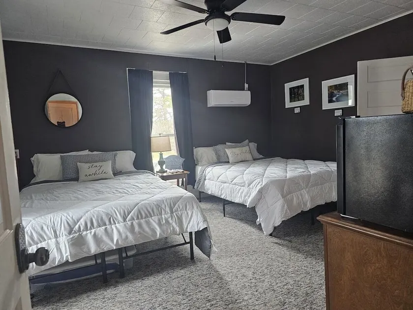 The Cottage Room has 2 queen beds and private bathroom - Image 1