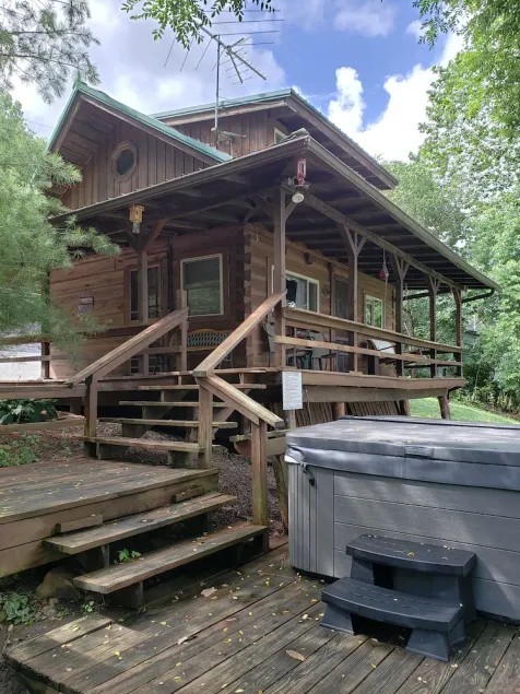 Riverfront Cabin with hot tub  - Image 1